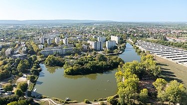 A park egyik látványos eleme a kilátódomb, ahonnan új perspektívából fedezhető fel a tó és környezete.