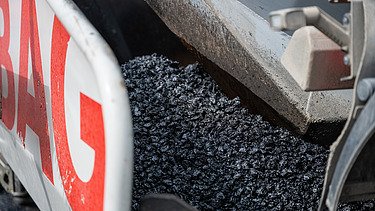 Mérsékelten meleg aszfalt a finisherben