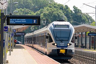 Vonat a megállóban