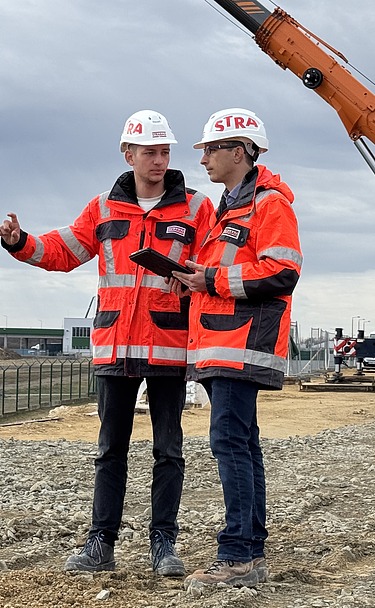 STRABAG-os kollégák az építési területen