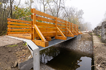 Híd a kerékpárúton