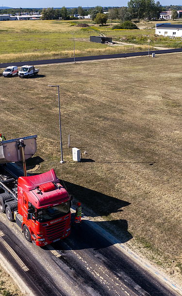 A fejlesztés részeként mintegy 12 000 négyzetméter új aszfaltburkolat készül el.