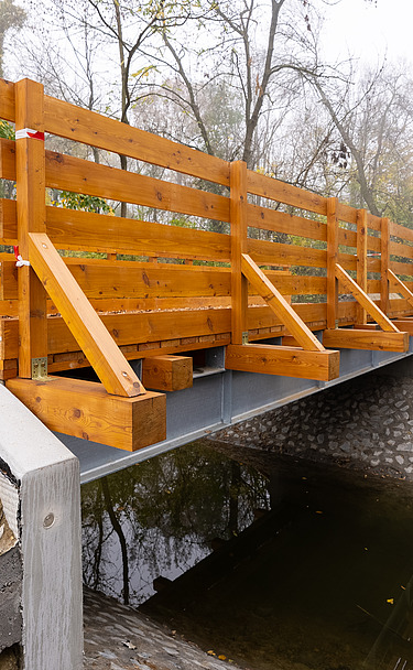 Híd a kerékpárúton